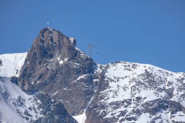 Klein Matterhorn Tepesi, İsviçre Alpleri 'nin deniz seviyesinden 3,883 metre yükseklikteki en yüksek noktası olan Cable Car and Station ile Zermatt, Valais, İsviçre