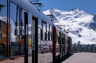 Gornergrat Bahn Matterhorn Demiryolu İkonik Kızıl Tren - Zermatt, Valais, İsviçre - İsviçre Alpleri