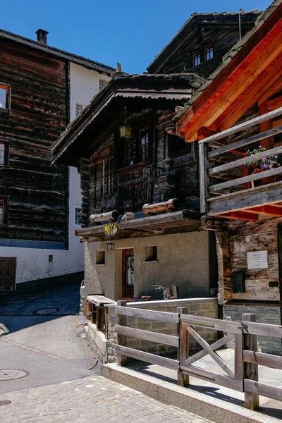 Alte Dörfliche Holzhäuser Einem Alpental Rund Zermatt Der Schweiz Hölzerne — Stockfoto