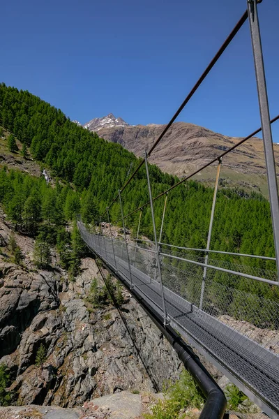İsviçre Alplerindeki Askı Köprüsü - Furi, Zermatt, İsviçre - Yürüyüş, Macera, Açık Hava