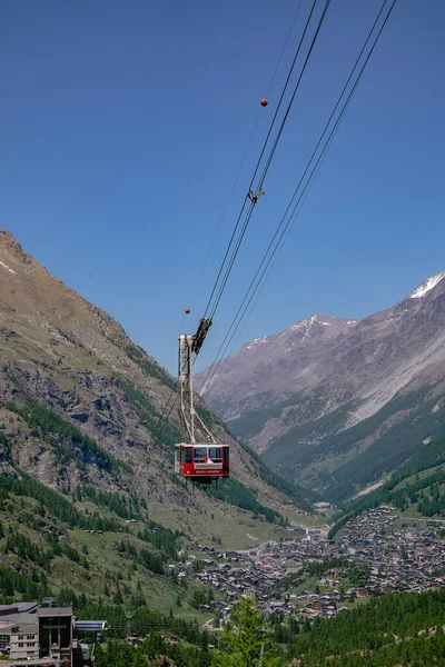İsviçre Alplerindeki Kablo Otomobil İstasyonu - Matterhorn, Furi, Zermatt, İsviçre