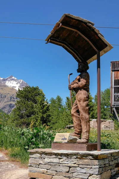 Tahtaya oyulmuş figür - İsviçre Alpleri - Zermatt, İsviçre