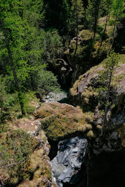 Маленька Струмка Водоспадами Швейцарських Альпах Фурі Церматт Швейцарія — стокове фото