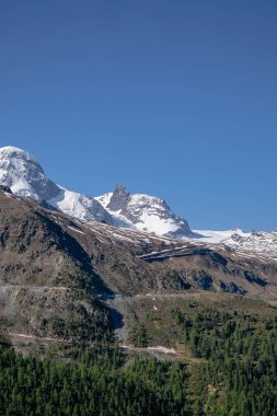 İsviçre 'nin Zermatt Köyü çevresindeki İsviçre Alp Dağları Sunnegga' dan görüntü
