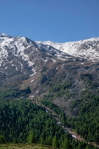 İsviçre 'nin Zermatt Köyü çevresindeki İsviçre Alp Dağları Sunnegga' dan görüntü