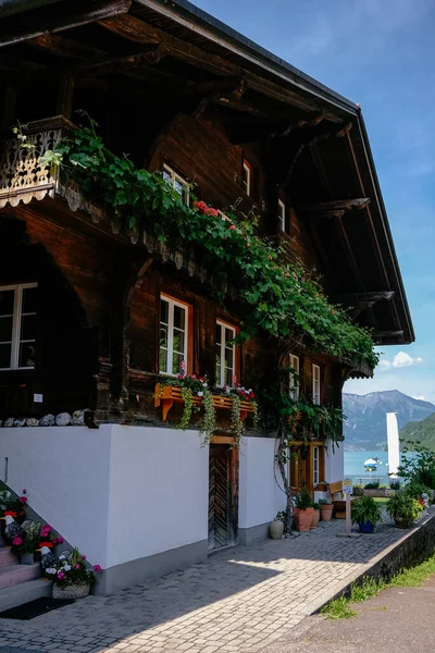 Schöne Traditionelle Holzhäuser Einem Malerischen Kleinen Dorf Brienzersee Die Schweizer — Stockfoto