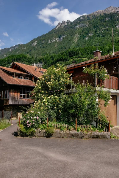 Schöne Traditionelle Holzhäuser Einem Malerischen Kleinen Dorf Brienzersee Die Schweizer — Stockfoto