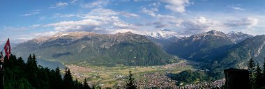 Harder Kulm bakış açısından Interlaken ve İsviçre Alpleri 'nin hava manzarası, Jungfrau Bölgesi, İsviçre Alpleri, İsviçre