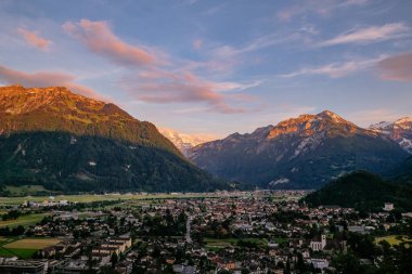 Harder Kulm bakış açısından Interlaken ve İsviçre Alpleri 'nin hava manzarası, Jungfrau Bölgesi, İsviçre Alpleri, İsviçre