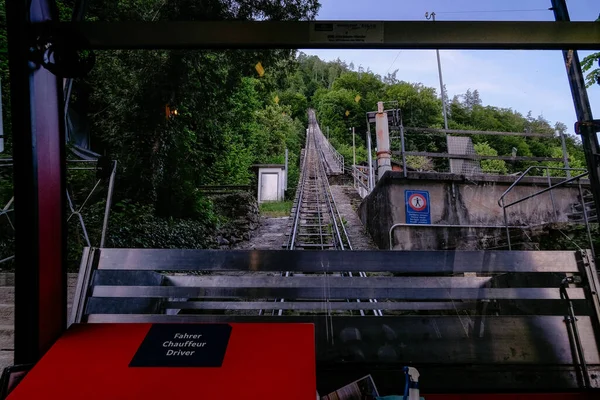 Interlaken 'in tepesindeki Harder Kulm' dan yokuş aşağı giden Kırmızı Füniküler Tren. Funicular turistleri popüler bakış açısından aşağı yukarı sürüklüyor. Ulaşım, turizm - İsviçre Alpleri, Interlaken, İsviçre