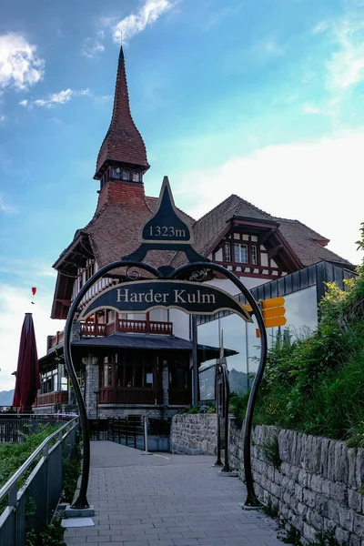 Harder Kulm Zirvesi 'nin tepesindeki dağ kulübesi ile göz kamaştırıcı bir manzara - Interlaken üzerinde popüler bir turizm merkezi. Thun Gölü ve İsviçre Alpleri 'nin nefes kesici manzarası. Berner Oberland, İsviçre