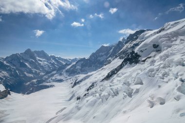 İsviçre 'deki Jungfrau demiryolundaki Eismeer buzulunun penceresinden bakın - İsviçre Alpleri