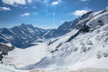 İsviçre 'deki Jungfrau demiryolundaki Eismeer buzulunun penceresinden bakın - İsviçre Alpleri