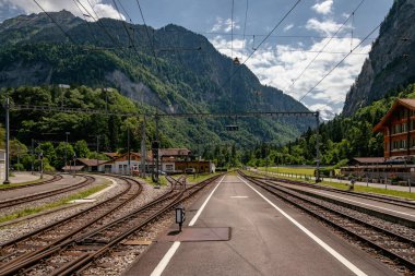 Yazın Jungfrau Bölgesi Murren Küçük Köyü 'nden Lauterbrunnen Vadisi' nin Panoramik Hava Görüntüsü - İsviçre Alpleri, İsviçre