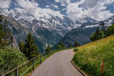 Yazın Jungfrau Bölgesi Murren Küçük Köyü 'nden Lauterbrunnen Vadisi' nin Panoramik Hava Görüntüsü - İsviçre Alpleri, İsviçre