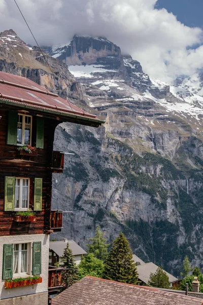 Yazın Jungfrau Bölgesi Murren Küçük Köyü 'nden Lauterbrunnen Vadisi' nin Panoramik Hava Görüntüsü - İsviçre Alpleri, İsviçre