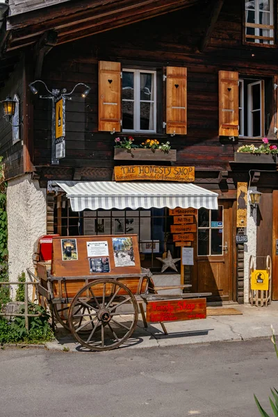 Honesty Shop Einem Schönen Kleinen Dorf Mit Traditionellen Holzhäusern Gimmelwald — Stockfoto