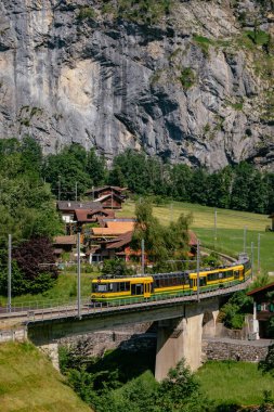 Lauterbrunnen Köyü 'nde Staubbachfall Şelalesi - Jungfrau Bölgesi - İsviçre Alpleri, İsviçre