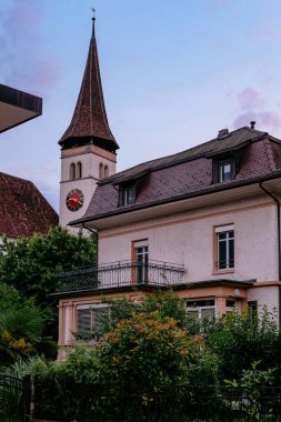 Stone Katolik Kilisesi - Interlaken, İsviçre 'de Güzel Günbatımı - İsviçre Alpleri