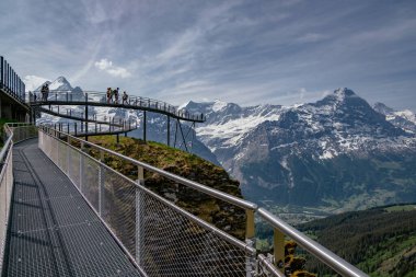 Grindelwald 'daki Birinci Dağ' da popüler bir izleme platformu olan Cliff Walk İsviçre 'nin başkenti İsviçre' nin Alp Dağları 'nda çarpıcı Alp manzarası sunuyor.