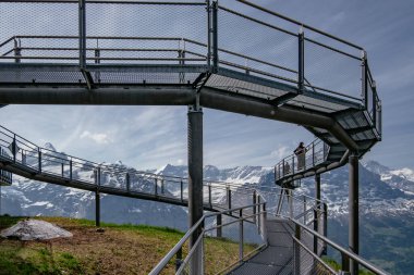 Grindelwald 'daki Birinci Dağ' da popüler bir izleme platformu olan Cliff Walk İsviçre 'nin başkenti İsviçre' nin Alp Dağları 'nda çarpıcı Alp manzarası sunuyor.