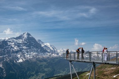 Grindelwald 'daki Birinci Dağ' da popüler bir izleme platformu olan Cliff Walk İsviçre 'nin başkenti İsviçre' nin Alp Dağları 'nda çarpıcı Alp manzarası sunuyor.