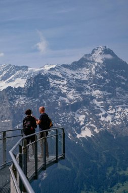 Grindelwald 'daki Birinci Dağ' da popüler bir izleme platformu olan Cliff Walk İsviçre 'nin başkenti İsviçre' nin Alp Dağları 'nda çarpıcı Alp manzarası sunuyor.