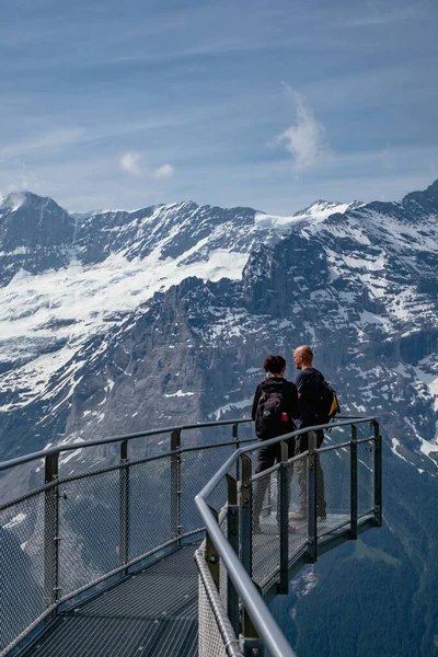 Grindelwald 'daki Birinci Dağ' da popüler bir izleme platformu olan Cliff Walk İsviçre 'nin başkenti İsviçre' nin Alp Dağları 'nda çarpıcı Alp manzarası sunuyor.