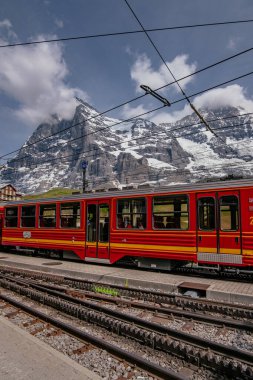 Kleine Scheidegg 'deki Jungfraubahn Iconic Kızıl Treni İsviçre Alpleri Eiger Dağları - Jungfrau Bölgesi, İsviçre