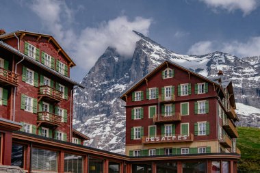 Kleine Scheidegg 'de, arka planda İsviçre Alpleri Eiger Dağları - Jungfrau Bölgesi, İsviçre