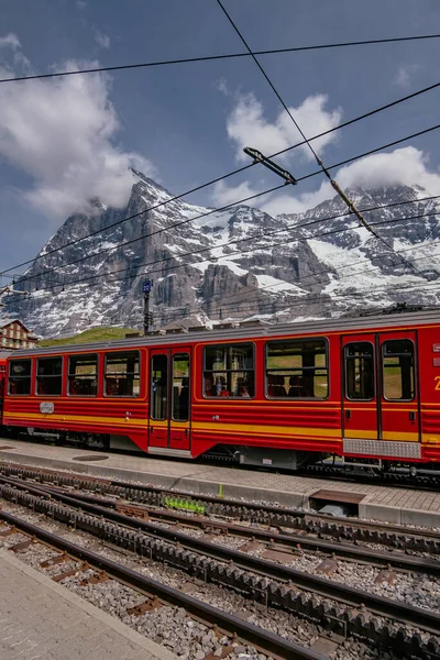 Jungfraubahn Iconic Red Train Kleine Scheidegg Swiss Alps Eiger Mountains — Stock fotografie