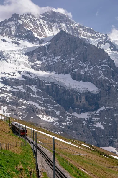 Jungfraubahn Iconic Red Train Kleine Scheidegg Szwajcarskimi Alpami Eiger Mountains — Zdjęcie stockowe