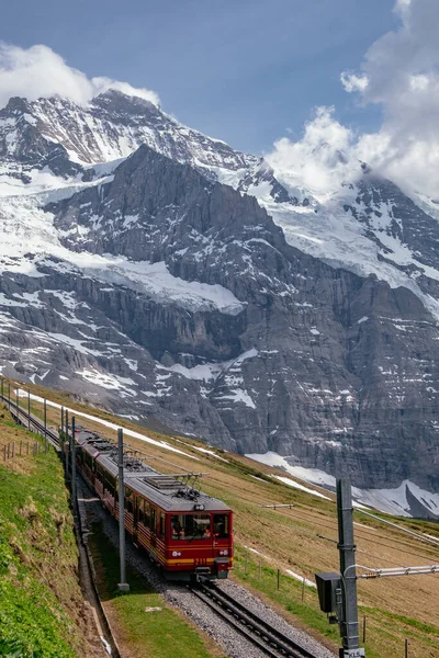 背景にスイスアルプス アイガー山脈とクレイン シュアイデグのJungfraubahn象徴的な赤い列車 ユングフラウ地方 スイス — ストック写真