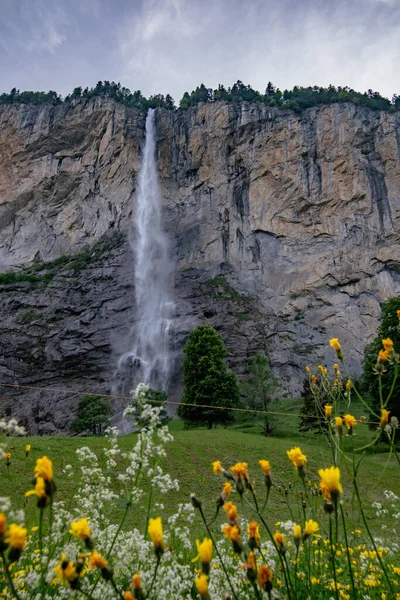 Lauterbrunnen Village Med Staubbachfall Waterfall Jungfrau Region Sommaren Schweiziska Alperna — Stockfoto