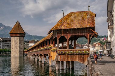 Lucerne şehir merkezinin ünlü Chapel Köprüsü ve gölü ile panoramik manzarası - Luzern Kantonu, İsviçre - Kapellbrucke Avrupa 'daki en eski ahşap köprüdür.