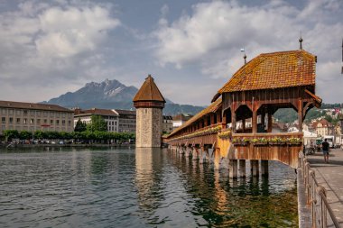 Lucerne şehir merkezinin ünlü Chapel Köprüsü ve gölü ile panoramik manzarası - Luzern Kantonu, İsviçre - Kapellbrucke Avrupa 'daki en eski ahşap köprüdür.