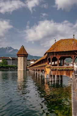 Lucerne şehir merkezinin ünlü Chapel Köprüsü ve gölü ile panoramik manzarası - Luzern Kantonu, İsviçre - Kapellbrucke Avrupa 'daki en eski ahşap köprüdür.