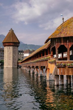 Lucerne şehir merkezinin ünlü Chapel Köprüsü ve gölü ile panoramik manzarası - Luzern Kantonu, İsviçre - Kapellbrucke Avrupa 'daki en eski ahşap köprüdür.