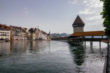 Lucerne şehir merkezinin ünlü Chapel Köprüsü ve gölü ile panoramik manzarası - Luzern Kantonu, İsviçre - Kapellbrucke Avrupa 'daki en eski ahşap köprüdür.