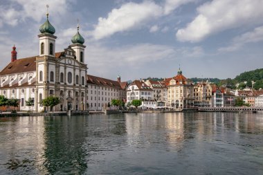 Cizvit Kilisesi ve Reuss Nehri 'nin kıyısındaki binalar, Eski Şehir ve Şehir Merkezi Lucerne, Luzern, İsviçre