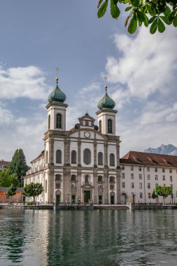 Cizvit Kilisesi ve Reuss Nehri 'nin kıyısındaki binalar, Eski Şehir ve Şehir Merkezi Lucerne, Luzern, İsviçre