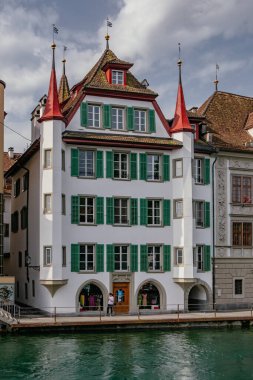 Lucerne 'nin güzel tarihi şehir merkezi manzarası - Nehir kenarındaki Ortaçağ Binaları - Luzern Kantonu, İsviçre