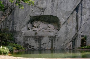 1821 Lucerne-Luzern, İsviçre 'de bulunan tarihi bir eser olan Aslan Anıtı (Lewendenkmal), Fransa Kralı XVI.