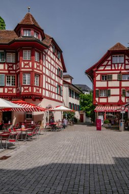 Lucerne 'nin tarihi şehir merkezindeki küçük cadde - Ortaçağ Geleneksel Kereste Kırmızı ve Beyaz Ev Binaları - Luzern Kantonu, İsviçre