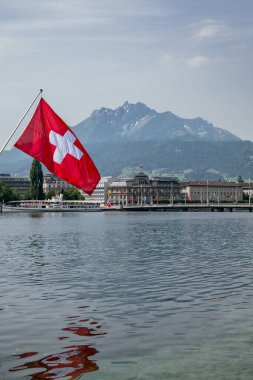 İsviçre Bayrağı Lucerne Gölü veya İsviçre 'nin orta kesimindeki Luzern kenti yakınlarındaki Lucerne Gölü' nde bir turist teknesinde.