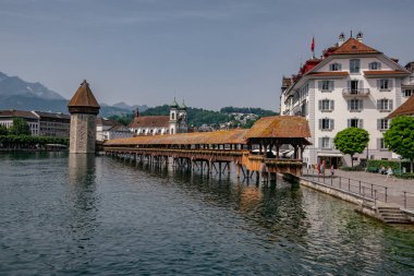 Lucerne şehir merkezinin ünlü Chapel Köprüsü ve gölü ile panoramik manzarası - Luzern Kantonu, İsviçre - Kapellbrucke Avrupa 'daki en eski ahşap köprüdür.