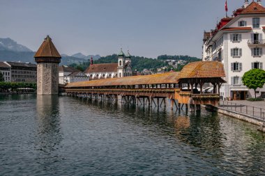 Lucerne şehir merkezinin ünlü Chapel Köprüsü ve gölü ile panoramik manzarası - Luzern Kantonu, İsviçre - Kapellbrucke Avrupa 'daki en eski ahşap köprüdür.