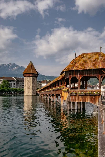 Vista Panorâmica Centro Cidade Lucerna Com Famosa Ponte Capela Lago — Fotografia de Stock