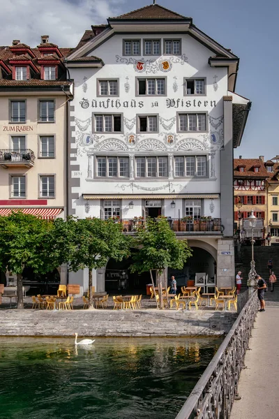 Lucerne 'nin güzel tarihi şehir merkezi manzarası - Nehir kenarındaki Ortaçağ Binaları - Luzern Kantonu, İsviçre