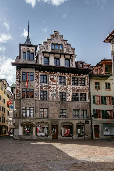 Mała Uliczka Pięknym Zabytkowym Centrum Miasta Widok Lucernę Średniowieczne Budynki — Zdjęcie stockowe